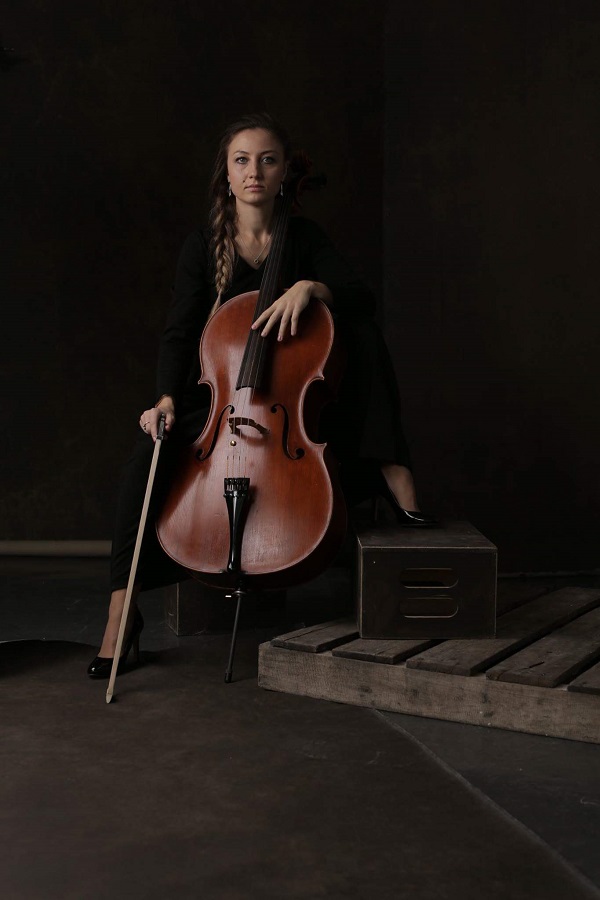 Cello player from New York City Alexandra, Виолончелистка Александра Моисеева из Нью-Йорка