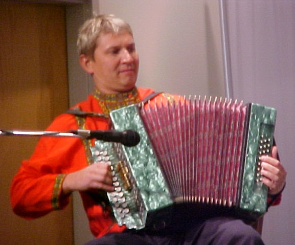 Михаил Смирнов играет на тульской гармошке