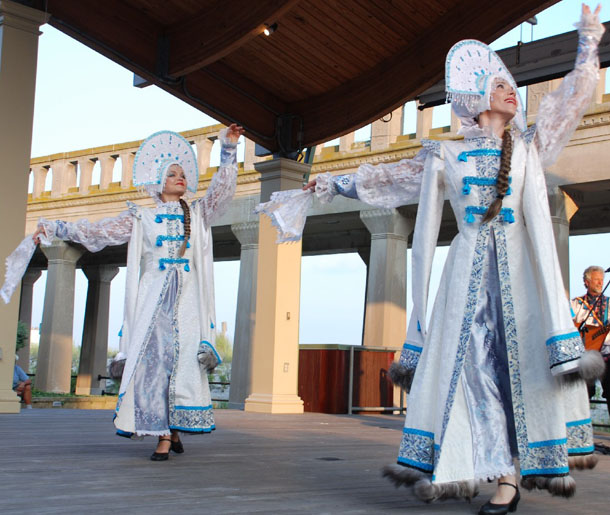 "Metelitsa" - Russian folk dance.  Dancers Valentina Kvasova, Olga Chpitalnaia