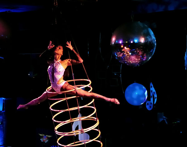 Акробатический номер «воздушная спираль» Анна С. Нью-Йорк Сити