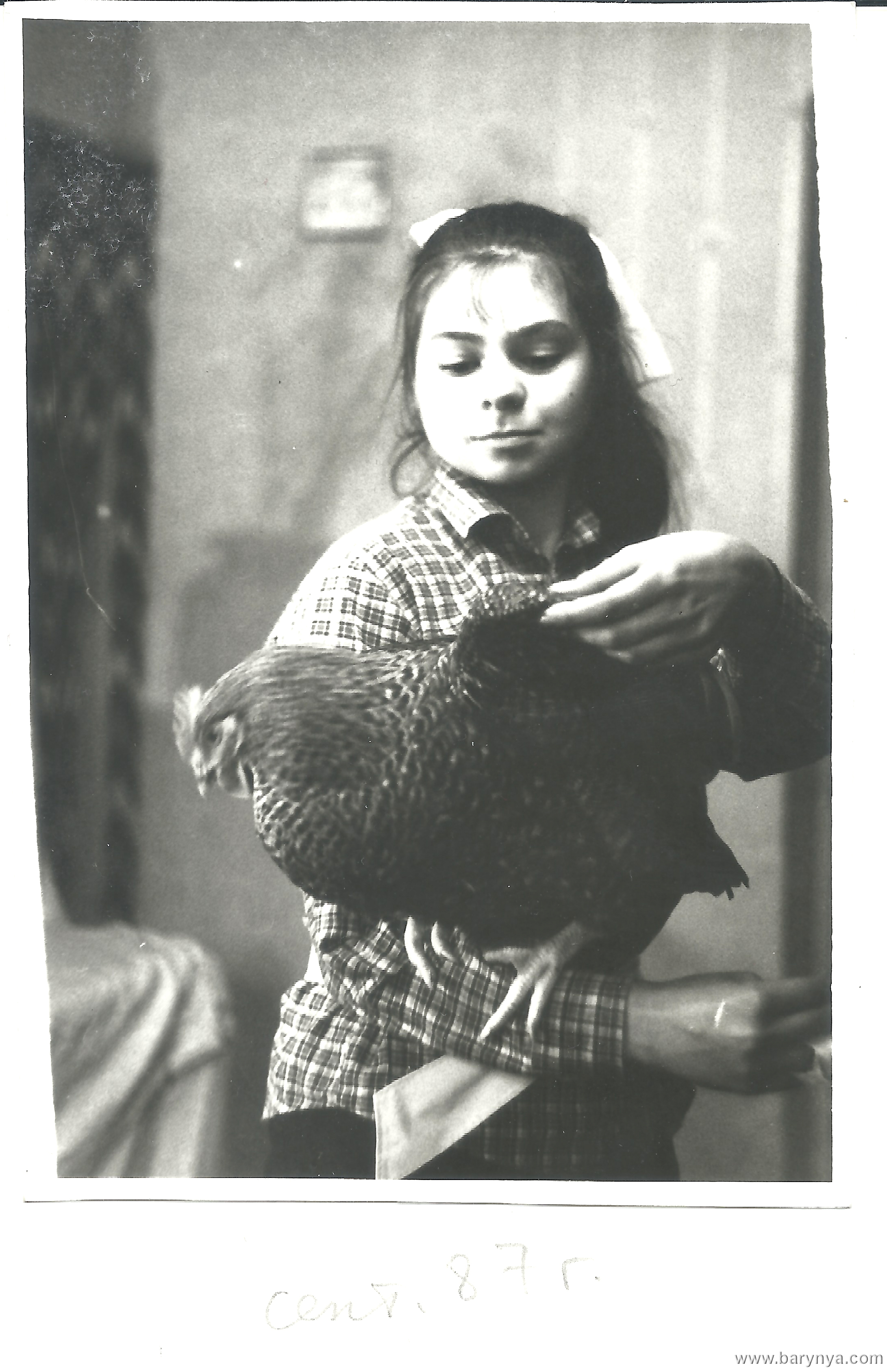 Elina Karokhina with Chicken Yasha, September 1987, Leningrad, Russia, Элина Карохина с курочкой Яшей, Ленинград, Россия, сентябрь 1987