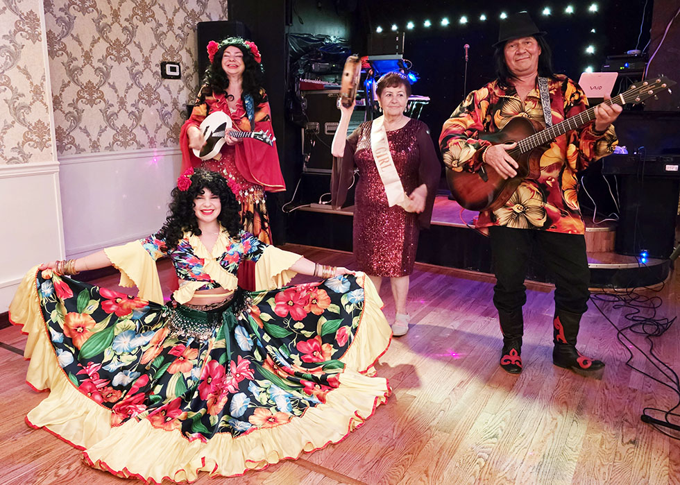 Gurman restaurant Brooklyn, Russian-Gypsy dance song and music trio,     -, New York